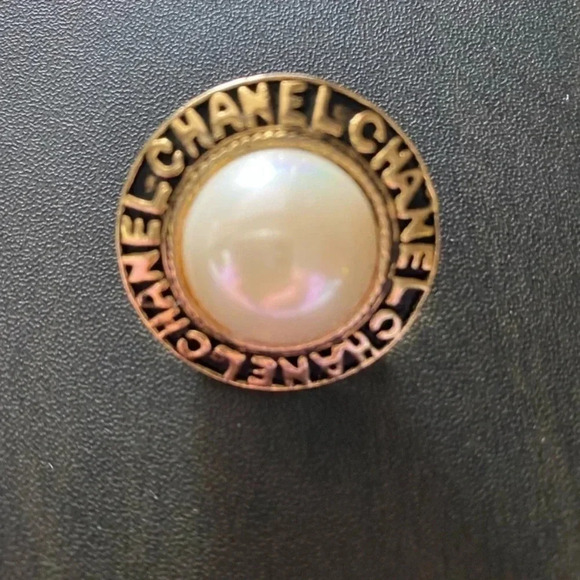 Single  Chanel clip on earring - Picture 1 of 3